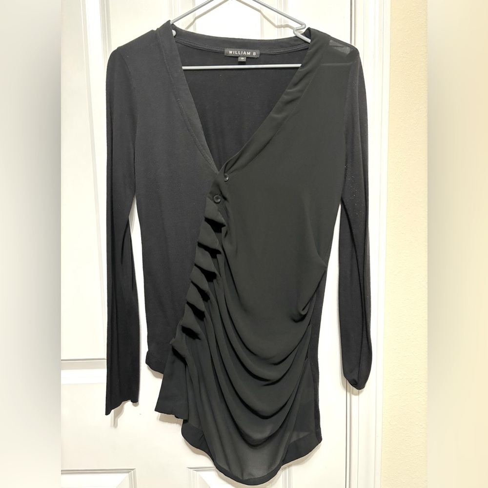 ✨🖤Snag this chic William B black long sleeve top in small! Perfect with jeans!✨